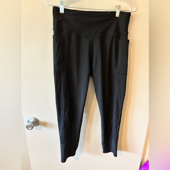 Black Victorias Secret 7/8 pocket leggings - Picture 2 of 3